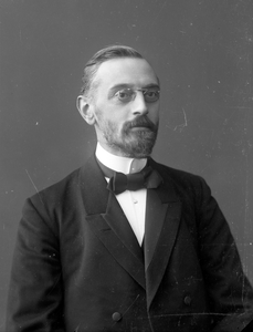 835564 Portret van ds. P. (Pieter) de Haas, geboren Leiden 15 november 1876, predikant bij de Hervormde Gemeente te ...